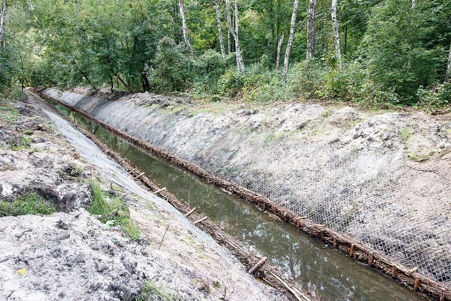 bundles-of-fascines Bundles of fascines and stabilizing mesh installed along a sloped bank.